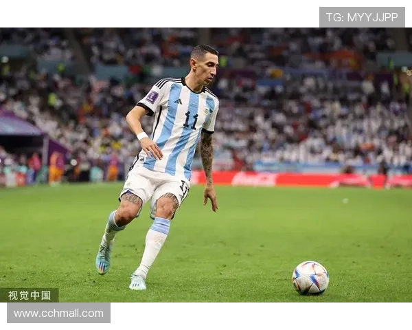 阿根廷足协主席与梅西德保罗重聚合影分享喜悦时刻